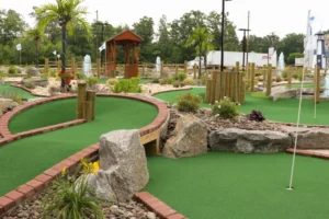 Read more about the article Key Elements of a Good Mini Golf Course Design