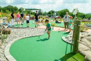 Read more about the article Offering Mini Golf Birthday Party Packages At Your Entertainment Venue