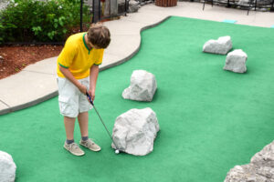 Read more about the article Why Adding A Mini Golf Course Can Boost Restaurant Traffic
